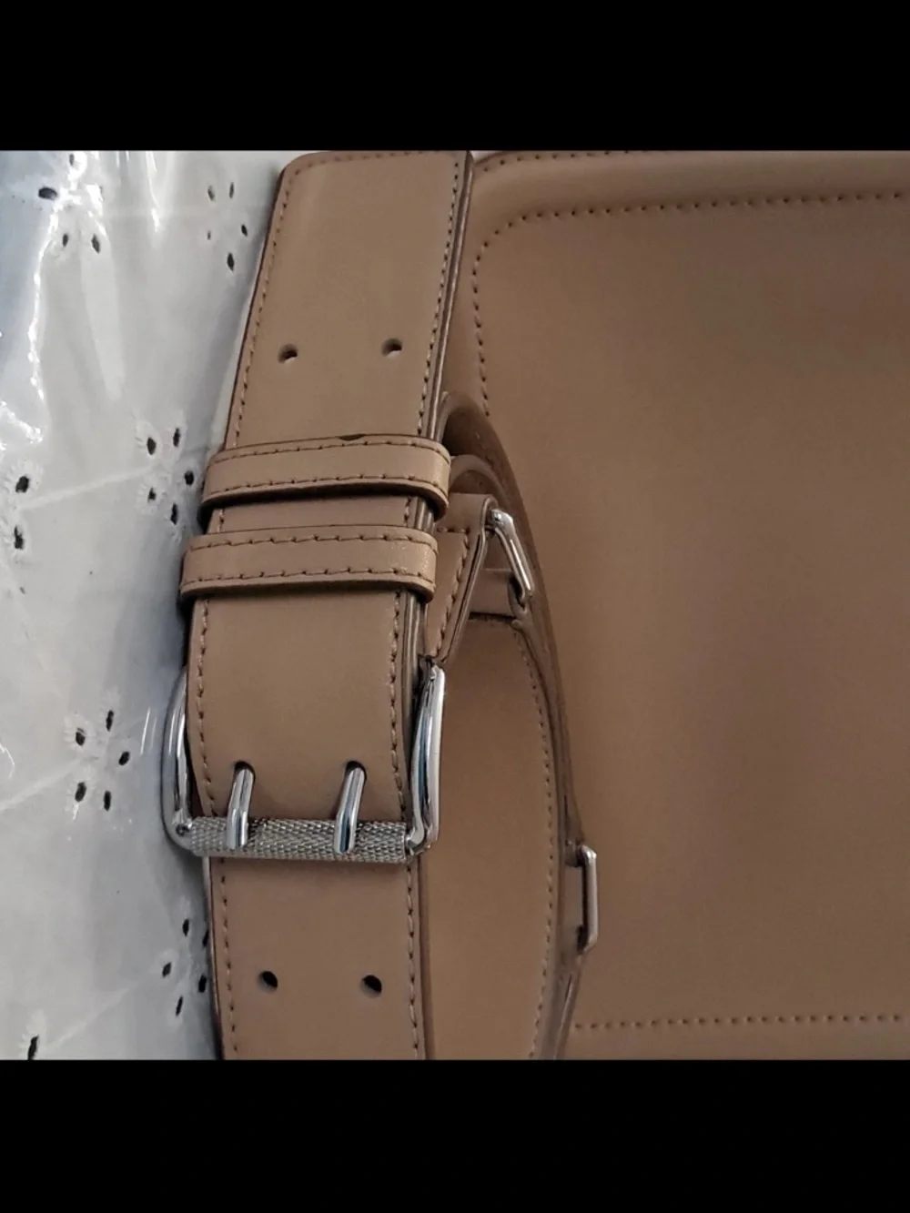 Marc Jacobs Beige Leather Crossbody with Signature Medallion - Picture 11 of 16